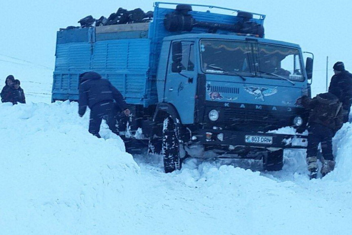 За городом - метель
